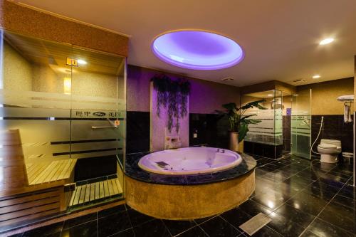 a large bathroom with a tub and a shower at Lestar Motel in Taoyuan