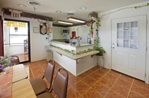 une salle à manger avec une table et une cuisine dans l'établissement Americas Best Value Inn Weatherford, à Weatherford