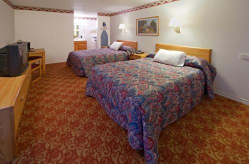 Tempat tidur dalam kamar di Americas Best Value Inn Weatherford