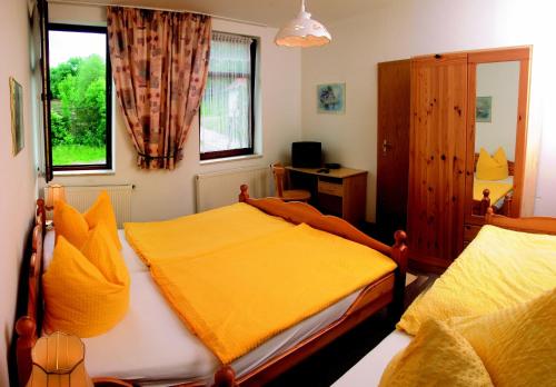 アイゼナハにあるGefildehof Göpelのベッドルーム1室(黄色いシーツと窓付)