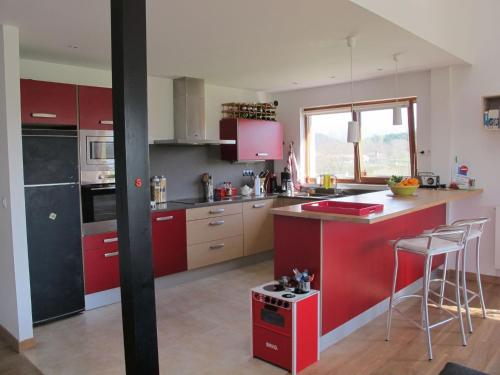 een keuken met rode kasten en een rood aanrecht bij Belvilla by OYO Villa Villaverde in Villaverde de Pontones