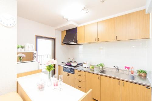 Η κουζίνα ή μικρή κουζίνα στο Awaji Central Room NC03
