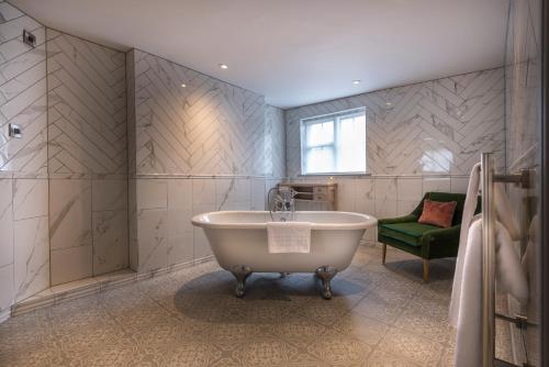 Et badeværelse på The Three Swans Hotel, Hungerford, Berkshire