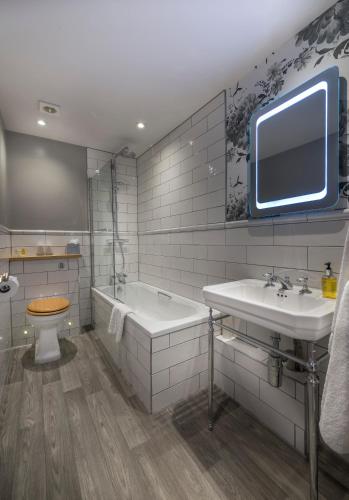 Un baño de The Three Swans Hotel, Hungerford, Berkshire - The Coaching Inn Group