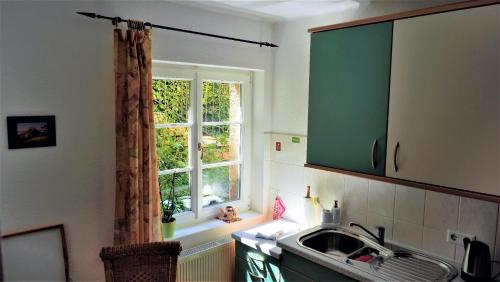 uma cozinha com um lavatório e uma janela em Villa Terracotta em Eisenach