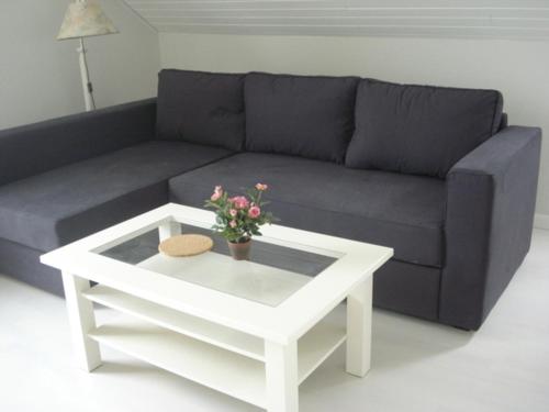a living room with a couch and a white coffee table at Ferienwohnung Möwennest in Timmendorfer Strand