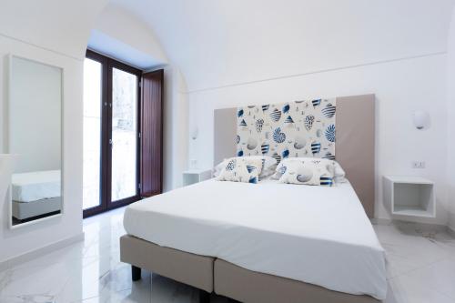 索倫托的住宿－Holiday Sorrento Center，白色的卧室设有一张大床和一个窗户
