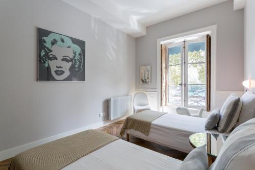une chambre d'hôtel avec deux lits et une fenêtre dans l'établissement Quai-Royale, à Lyon