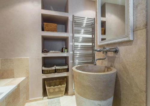 une salle de bain avec un lavabo et un miroir dans l'établissement La maison de lulu, à Nice