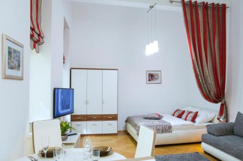 ein Wohnzimmer mit einem Bett und einem Sofa in der Unterkunft Modern Apartment Všehrdova in Prag