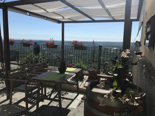 a patio with a table and potted plants at B&B Casa Mila' in Pretoro