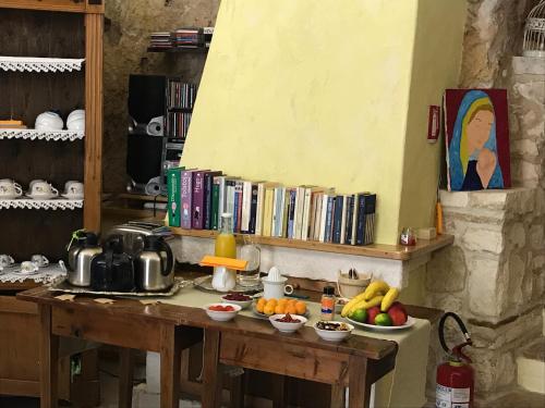 a kitchen with a table with fruit on it at B&B Casa Mila' in Pretoro