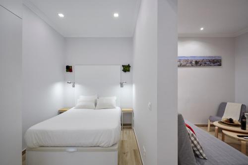マドリードにあるLEEWAYS LOFT in VALENCIAの白いベッドルーム(ベッド1台、椅子付)