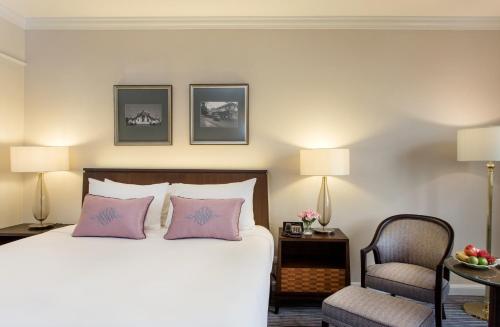 The Sukosol Hotelにあるベッド