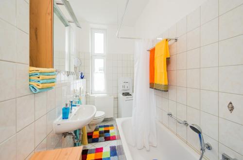 アイゼナハにあるFerienwohnung Moderne Mitteの白いバスルーム(洗面台、トイレ付)