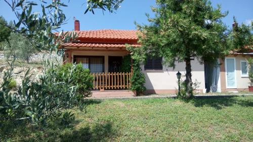 a house with a fence and a yard at Nefeles Tou Nestou in Toxotes Xanthis