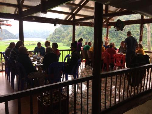 Επισκέπτες που μένουν στο Hoàng Nguyên Homestay Ba Be