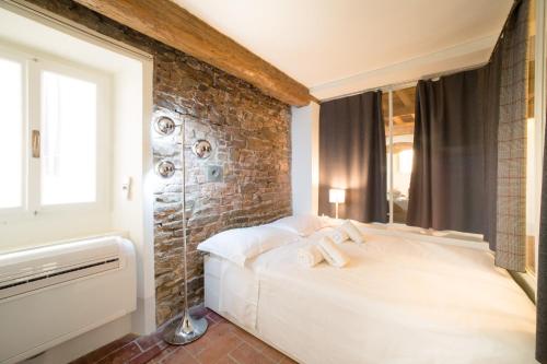 フィレンツェにあるSprone 15 - Keys Of Italyのレンガの壁のドミトリールームのベッド1台分です。