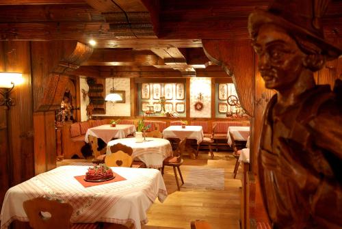 a restaurant with tables and a statue in the middle at Hotel Gondel in Altenkunstadt