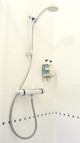 una doccia con soffione in un bagno di Park Lodge a Farnborough