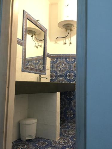 ストロンボリにあるCasa Nonna Mariaのバスルーム(洗面台、鏡、トイレ付)