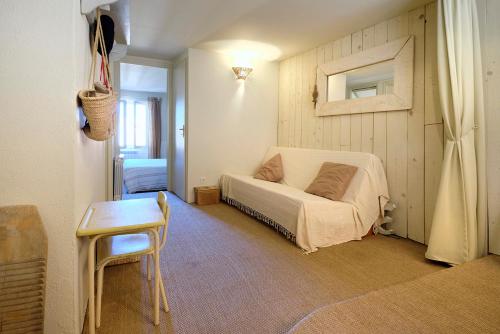 エルヌにあるMaison du Cloitre d'Elneのベッドルーム1室(ベッド1台、テーブル、椅子付)