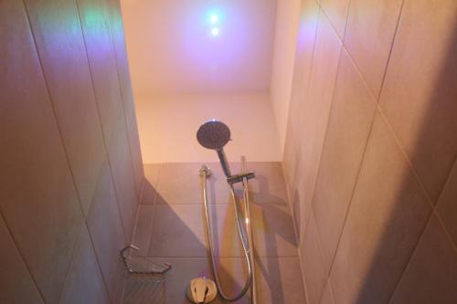 達喀爾的住宿－International Hotel Dakar，带淋浴喷头的浴室