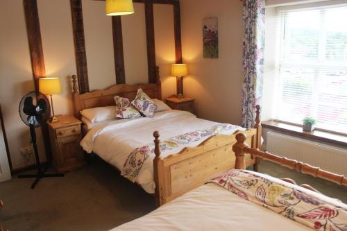 a bedroom with two twin beds and a window at The Mayhill Hotel in Monmouth