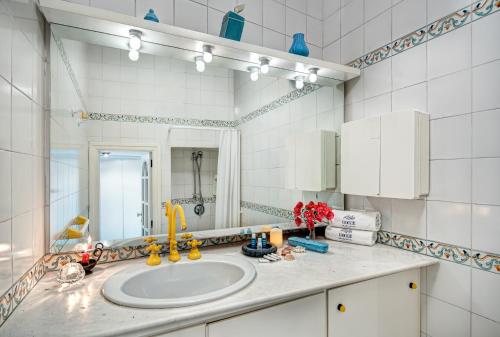 アナカプリにあるVilletta Caprile by Gocceのバスルーム(洗面台、鏡付)