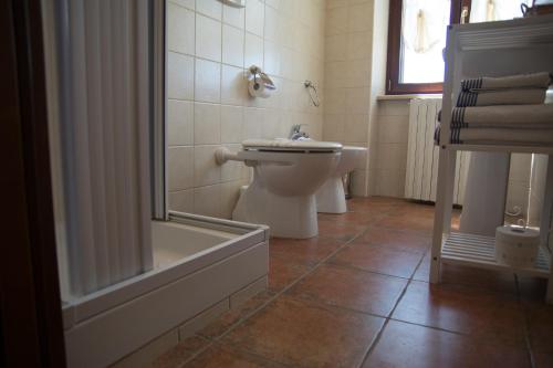 a bathroom with a toilet and a bath tub at Locanda dell'Arcangelo in Rocca Massima