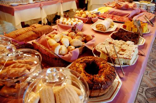 VacariaにあるSan Bernardo Park Hotelの様々な種類のペストリーを並べたテーブル