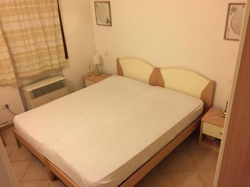 ムルタ・マリアにあるCasa Vacanza a Porto Istanaの窓付きの部屋にベッド付きのベッドルーム1室があります。