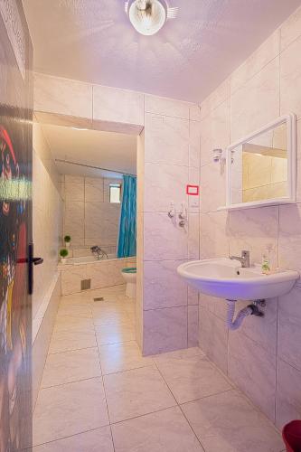 Un baño de Pirate Backpackers