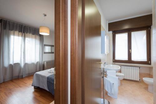 une salle de bain avec un lit, des toilettes et un lavabo dans l'établissement Ortaglia A2, à Torri del Benaco