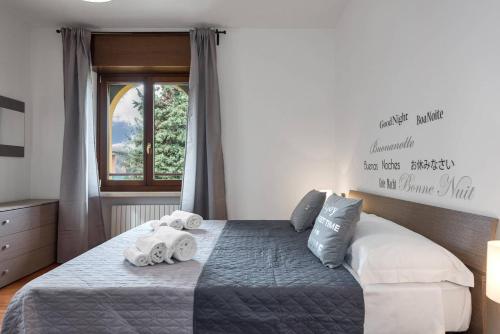 une chambre avec un lit avec des serviettes dessus dans l'établissement Ortaglia A2, à Torri del Benaco