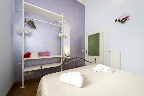 ローマにあるHome Candiaのベッドルーム1室(ベッド1台、白いタオル付)
