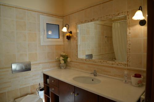 プレベザにあるIonian Villaのバスルーム(洗面台、鏡付)