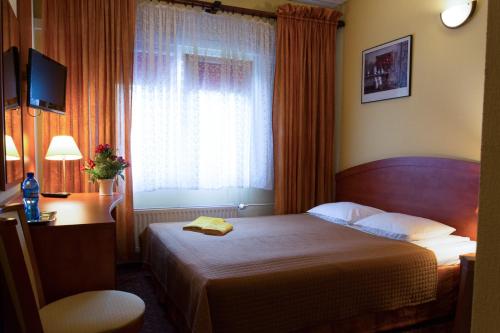 Postel nebo postele na pokoji v ubytování Hotel Astra Tajemniczy Ogród