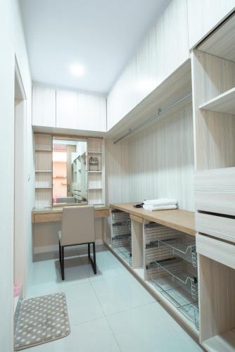 an office with a desk and a chair in a room at Travel Friends in Huxi