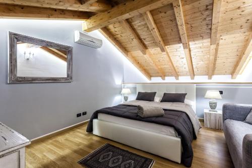 um quarto com uma cama grande e tectos em madeira em Stella Marina 4 em Veneza