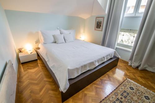 Posteľ alebo postele v izbe v ubytovaní Penthouse And Piano Nobile PRKG WiFi Garden Near Beach Away From Roads