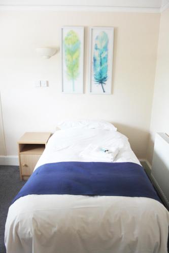 Ein Bett oder Betten in einem Zimmer der Unterkunft The Station