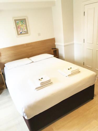 Gidea Park Hotelにあるベッド