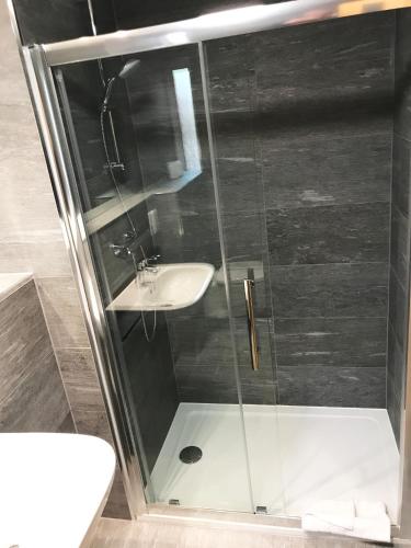 Gidea Park Hotelにあるバスルーム