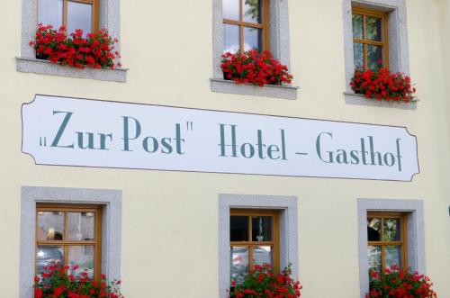 Hotel Gasthof zur Postに飾ってある許可証、賞状、看板またはその他の書類