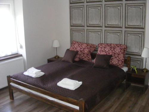 A bed or beds in a room at A bástya árnyéka