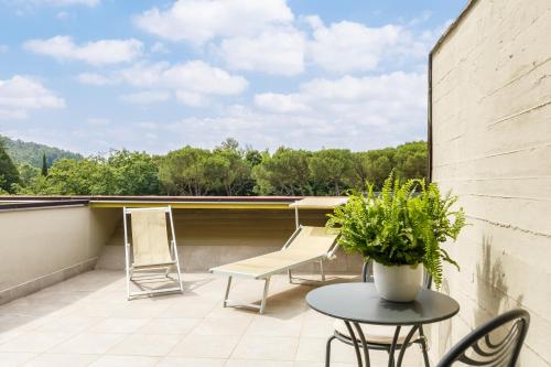 a patio with a table and chairs on a balcony at Hotel Country Club in Capannori