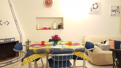 スペルロンガにあるCasa Sperlongaのダイニングルームテーブル(黄色と青のテーブルクロス付)