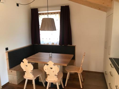 a dining room with a wooden table and chairs at Balgnerhof in Laion