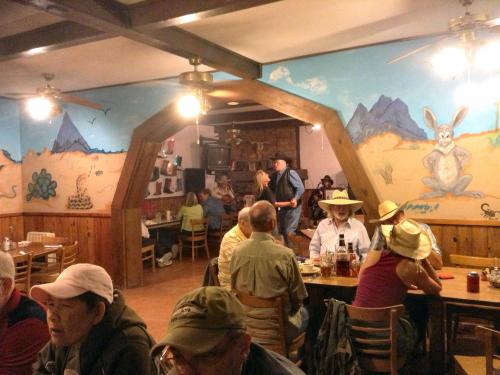 een groep mensen die aan tafel zitten in een restaurant bij Terlingua Ranch Lodge in Terlingua